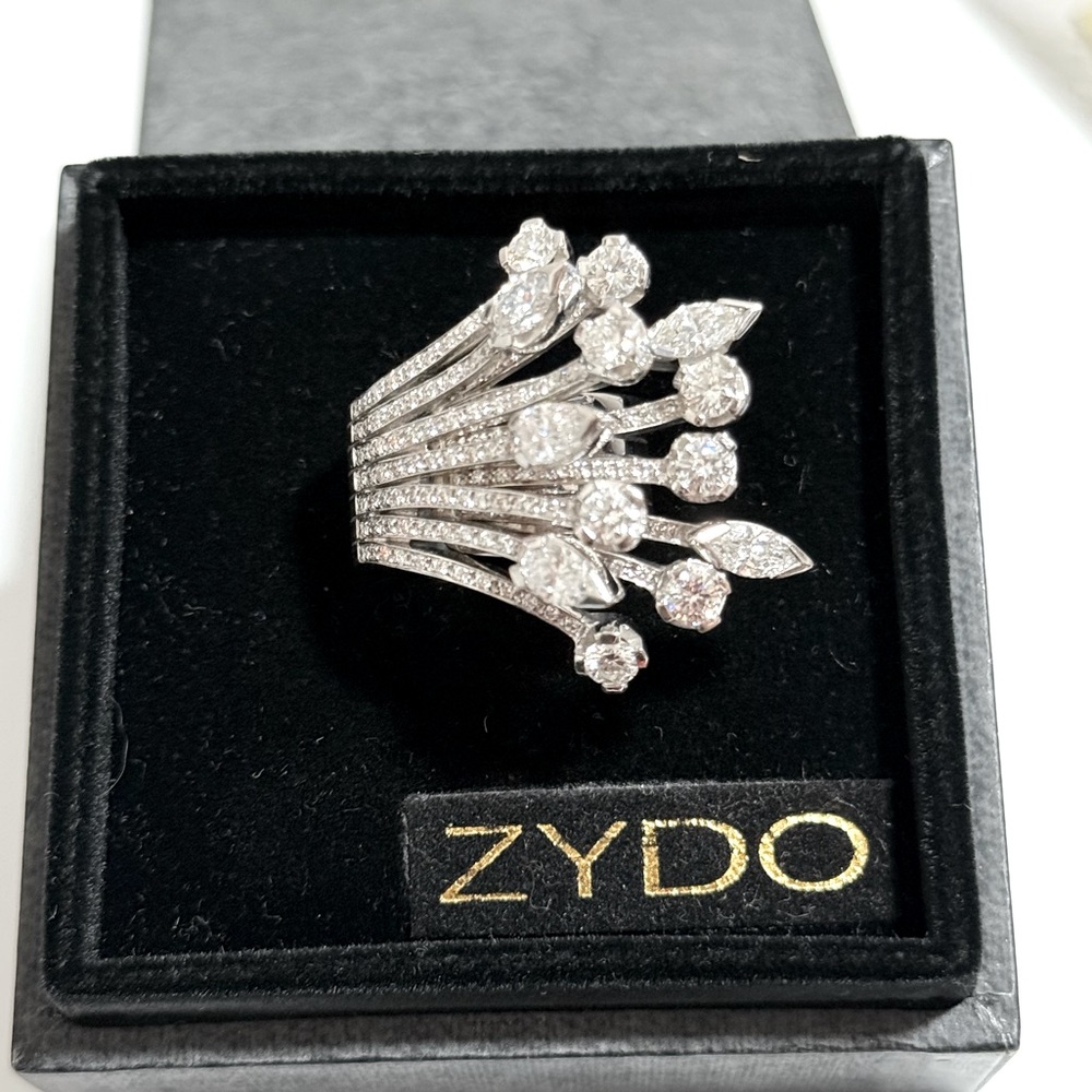 Vintage Diamond cocktail ring
18k white gold 3.4 ctw diamond
Approx size 6/7